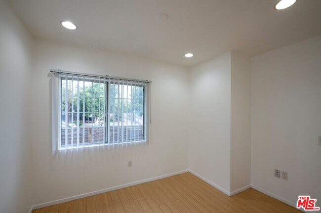 Building Photo - 339 Newland St