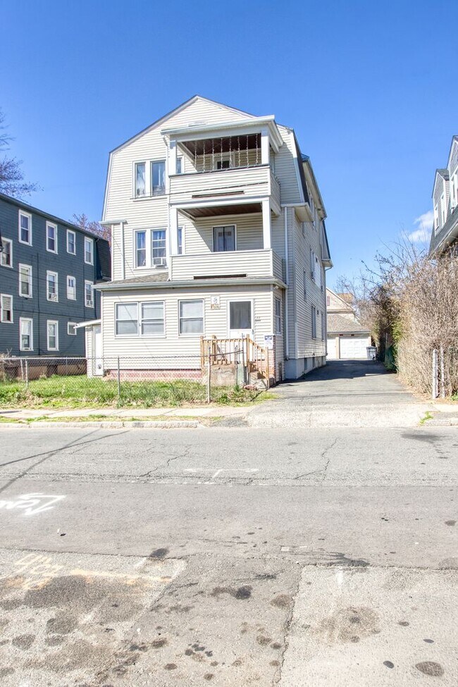 Building Photo - OR BEST OFFER **SPACIOUS FIRST FLOOR 2 BEDROOM WITH WASHER/DRYER SEPARATE DINING ROOM