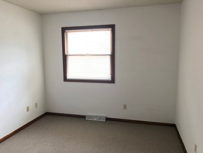 Building Photo - 2 Bedroom/1.5 Bathroom in Iowa City near Kinnick! Available Now!