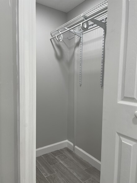 Building Photo - 5 Parkdale Dr