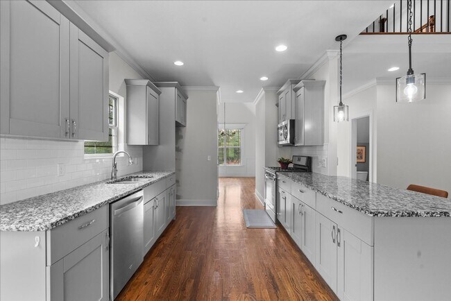 Building Photo - Move-In Ready Luxury in Island Point Estates
