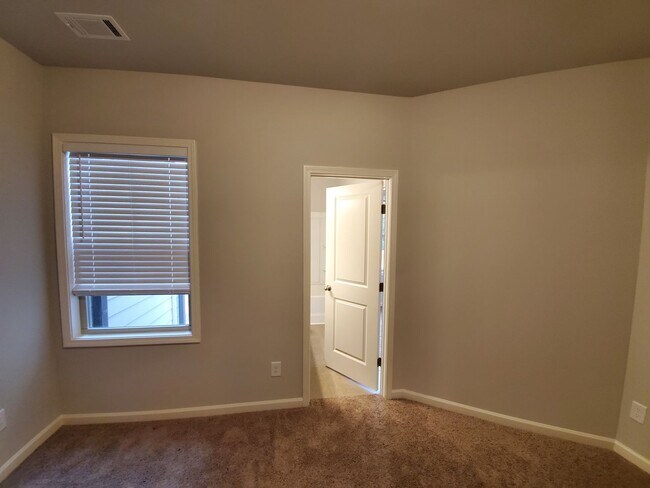 Building Photo - Charming 3-Bedroom Townhome with Stylish F...