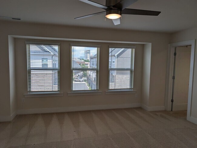 Building Photo - Georgeous townhome located in the Central ...