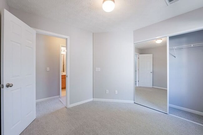 Building Photo - 641 W Oaks Dr