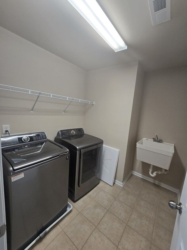 Building Photo - Beautiful Home located in Bridge Pointe Ne...