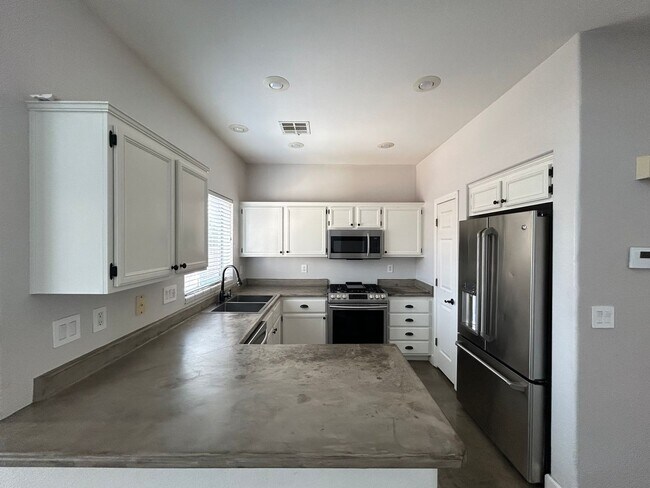 Building Photo - Cozy Upgraded 3 Bedroom 2 Bathroom Home in...