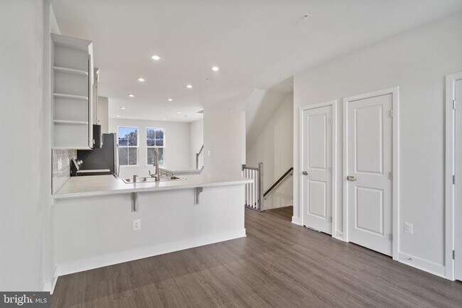 Building Photo - 734 Watts St