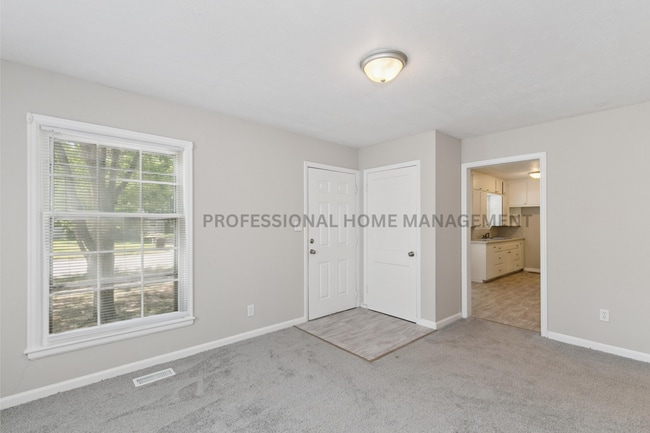 Building Photo - Updated 3 bed / 2 bath house With Exceptio...