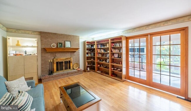 Building Photo - 211 Caravan Dr