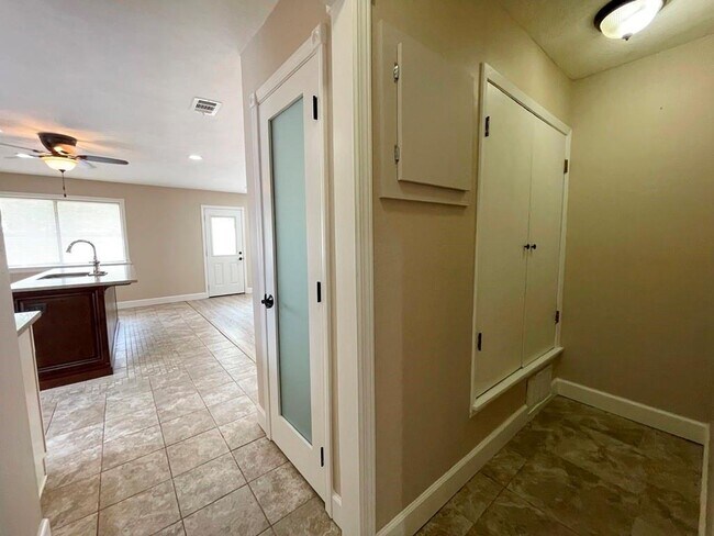 Building Photo - 710 Andover Dr