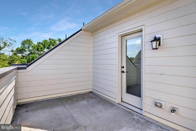 Building Photo - 1003 Sycamore Dr SE