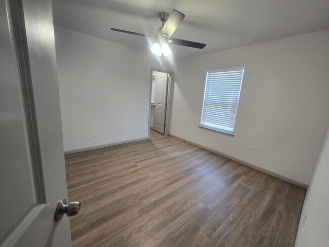 Building Photo - Spacious 4/3/2 Home with Modern Finishes and Great Location