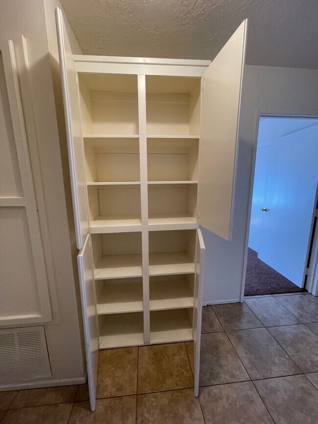 Building Photo - Hesperia-Refurbished- 3 Bedrooms, 2 Bathro...