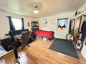 Building Photo - Studio with tiled shower close to downtown, campus, and SEL - Available August 5th