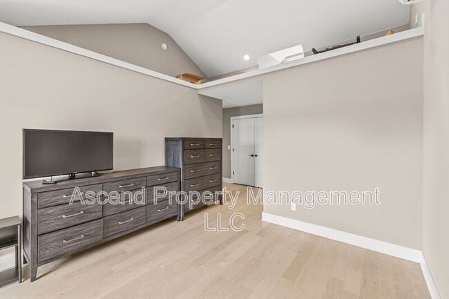 Building Photo - 3155 St Elmo Ave