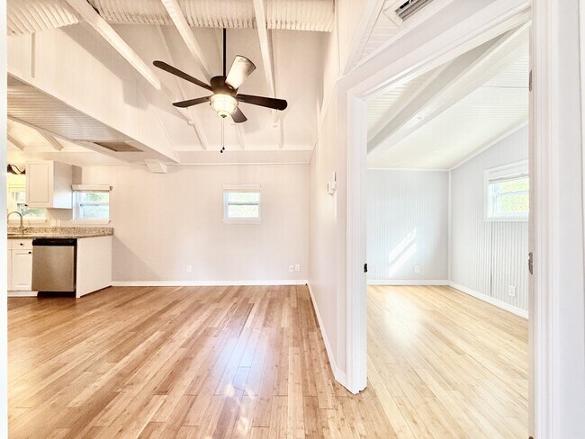 Building Photo - 713 Smith St