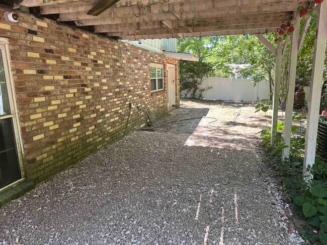 Building Photo - 2209 Gibbs Dr