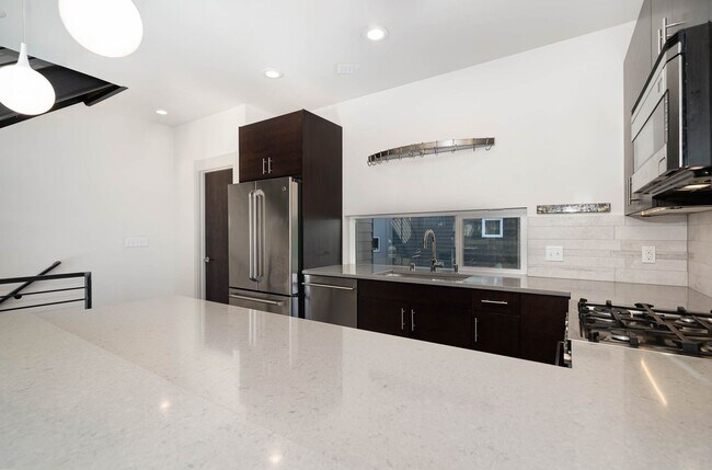 Building Photo - 3bd/1.75ba Seattle Townhome