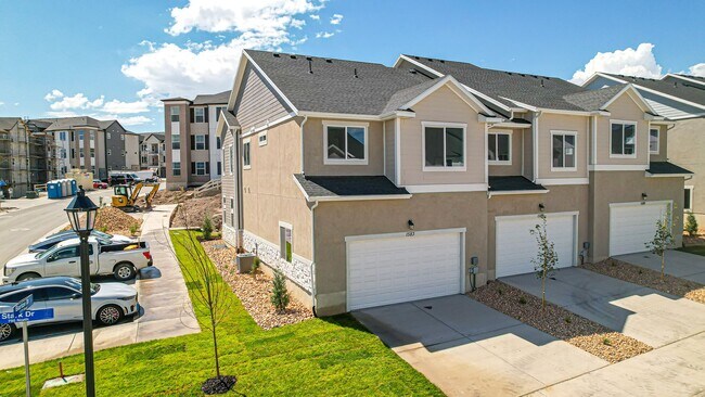 Building Photo - New Townhome For Rent in Highridge Mountai...