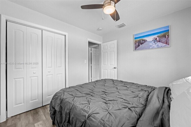 Building Photo - 1208 NE 5th Ave