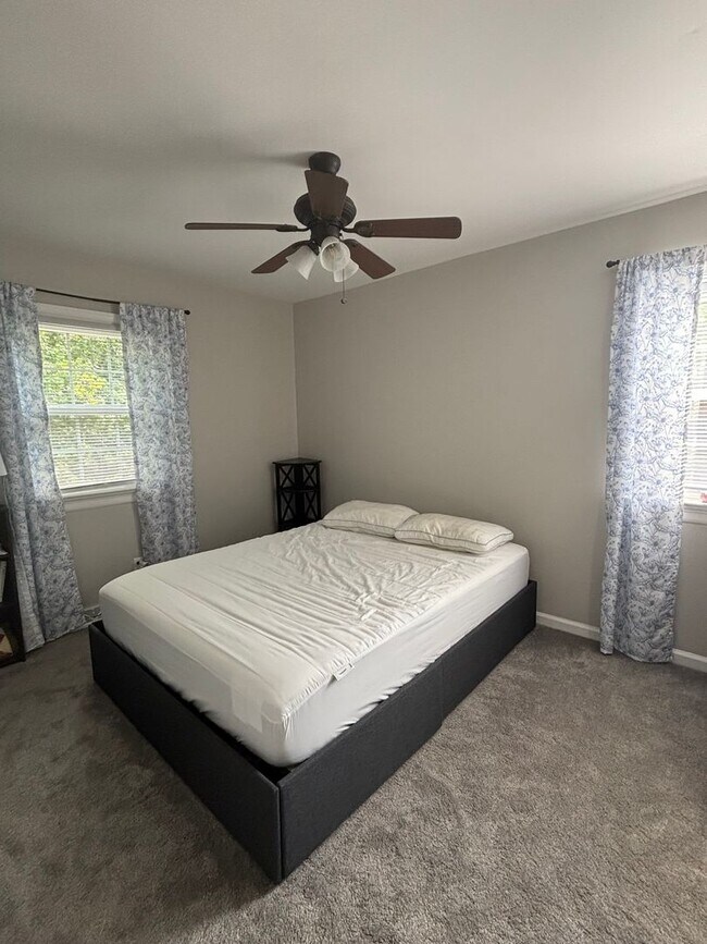 Building Photo - Close to Stonefield Shopping, UVA and walk...