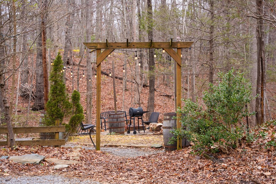 Building Photo - 425 Hemlock Ln