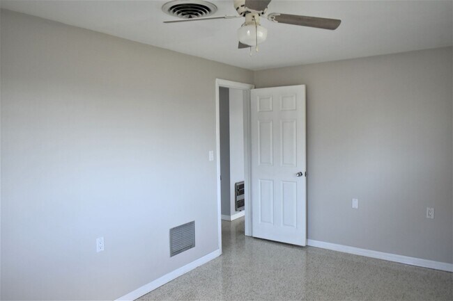 Building Photo - Updated Annual 2/1 on Overbrook Rd