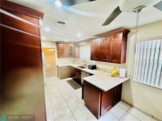 Building Photo - 6535 SW 8th Pl