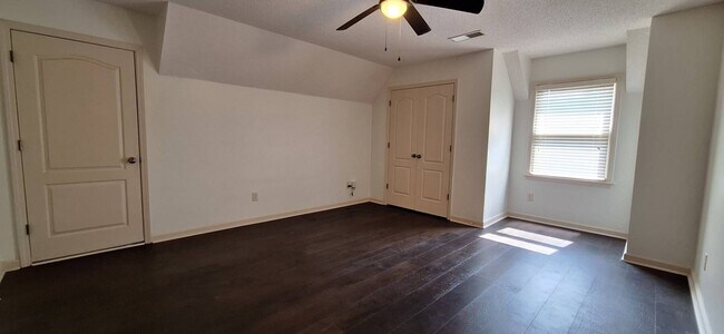 Building Photo - Gorgeous 5 bedroom 3 full bath home for rent