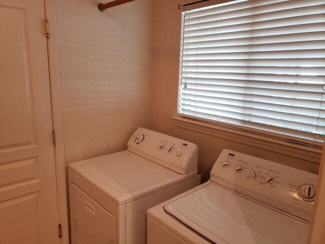 Building Photo - 3 BED 2 BATH HOUSE IN THE MARY LAKE SUBDIV...