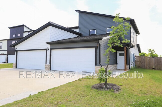 Building Photo - 1401 SW Poigai Wy