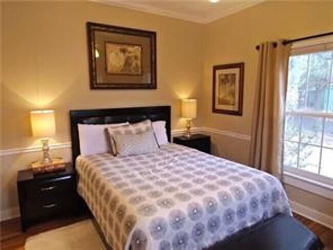 Building Photo - Available: Updated, spacious Tarrytown 4 bed / 4 bath, furnished or unfurnished