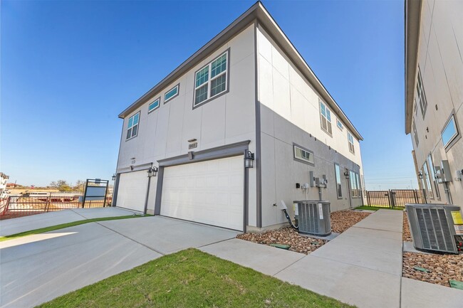 Building Photo - 903 Beebrush Ln