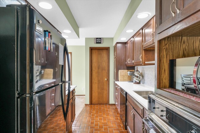 Building Photo - 1 Lyndhurst Village Ct