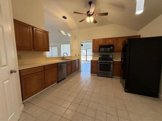 Building Photo - 2009 Dena Dr