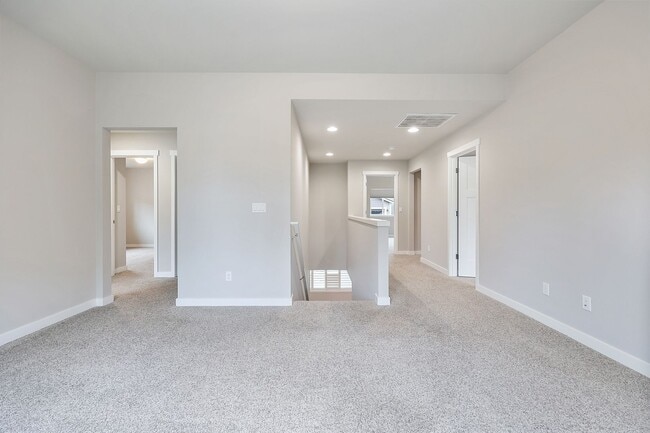 Building Photo - Community beach access! 4 bedrooms 2.5 baths.
