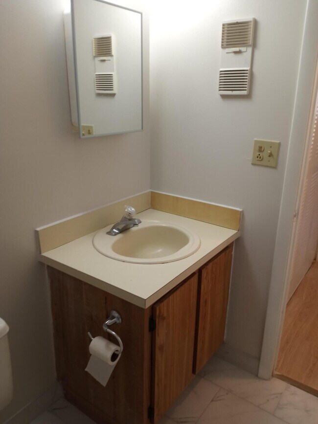 Building Photo - 2771 Riverside Dr