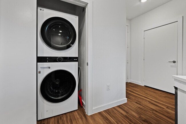 Building Photo - 2425 E Riverside Dr