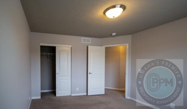 Building Photo - HUGE 3Bd/3Ba House in Bennington, NE!