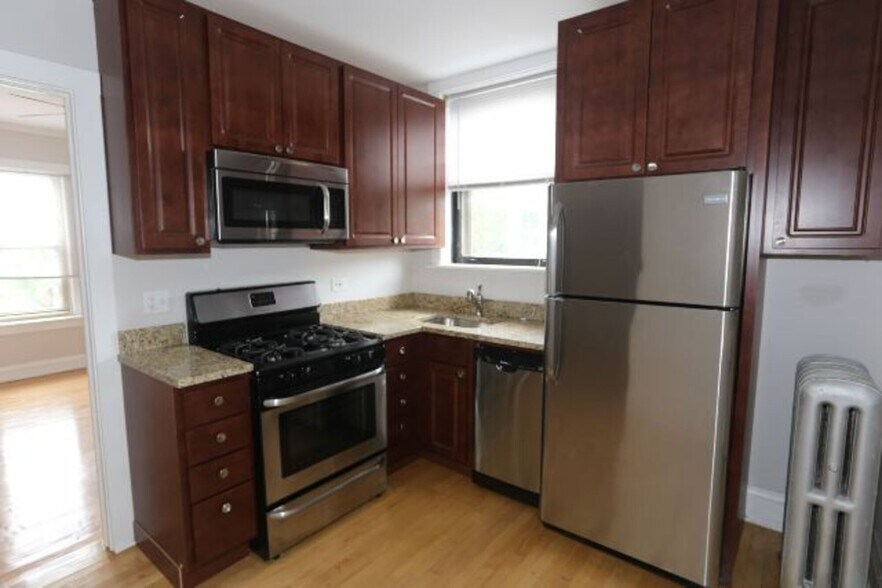 Building Photo - 2220 W Ainslie St