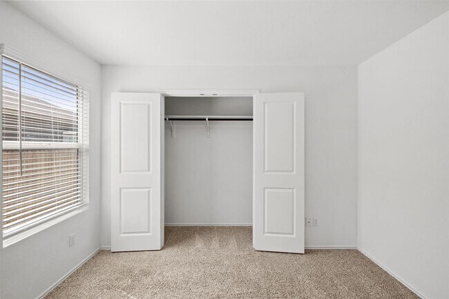 Building Photo - 215 Silver Springs Bend