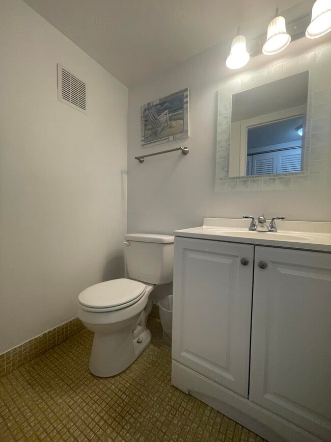 Building Photo - 474 Tilford V