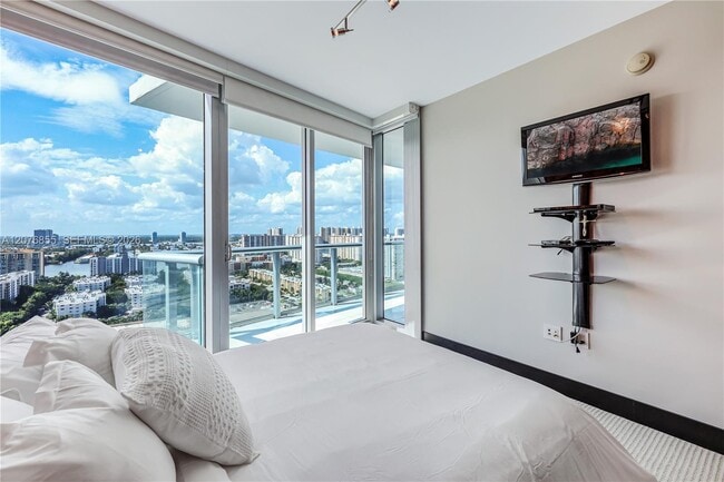 Building Photo - 17001 Collins Ave