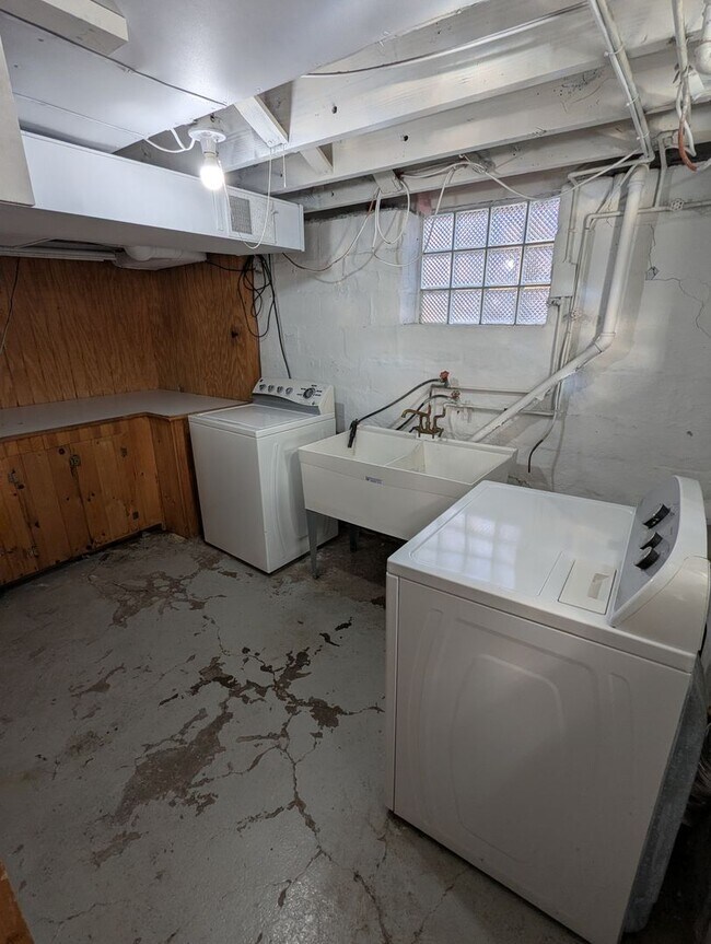 Building Photo - 3 Bedroom 1.5 Bathroom House (Greenfield)