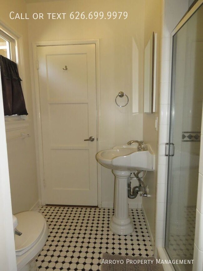 Building Photo - 1212 N Story Pl