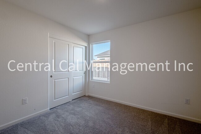 Building Photo - 4 Bedroom/2 Bath Home with Solar in the Desired Southwest!