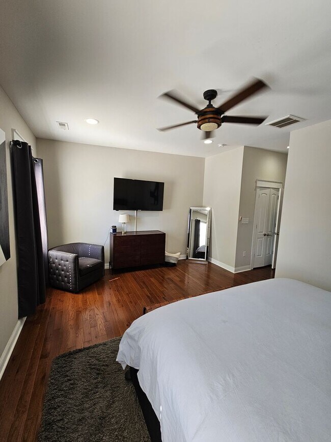 Building Photo - Church Hill Amazing 3 Bedroom 2.5 Bath Home