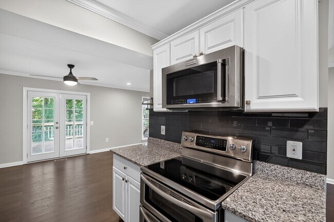 Building Photo - Well maintained, Bright & Spacious 3 BR/3.5 BA Townhome w/ Parking & Private patio - Pets Welcome!