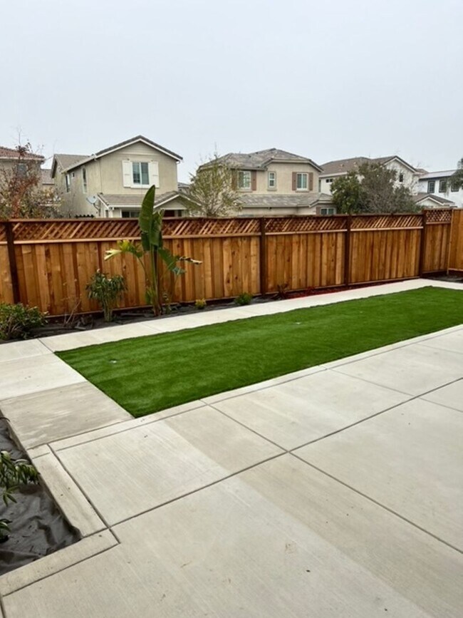 Building Photo - Newer 3 Bedroom 2.5 Bath in Mountain House