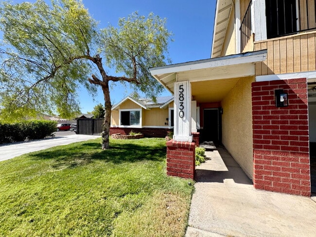 Building Photo - Spacious 4BD/3BA Pool Home with Dual Prima...